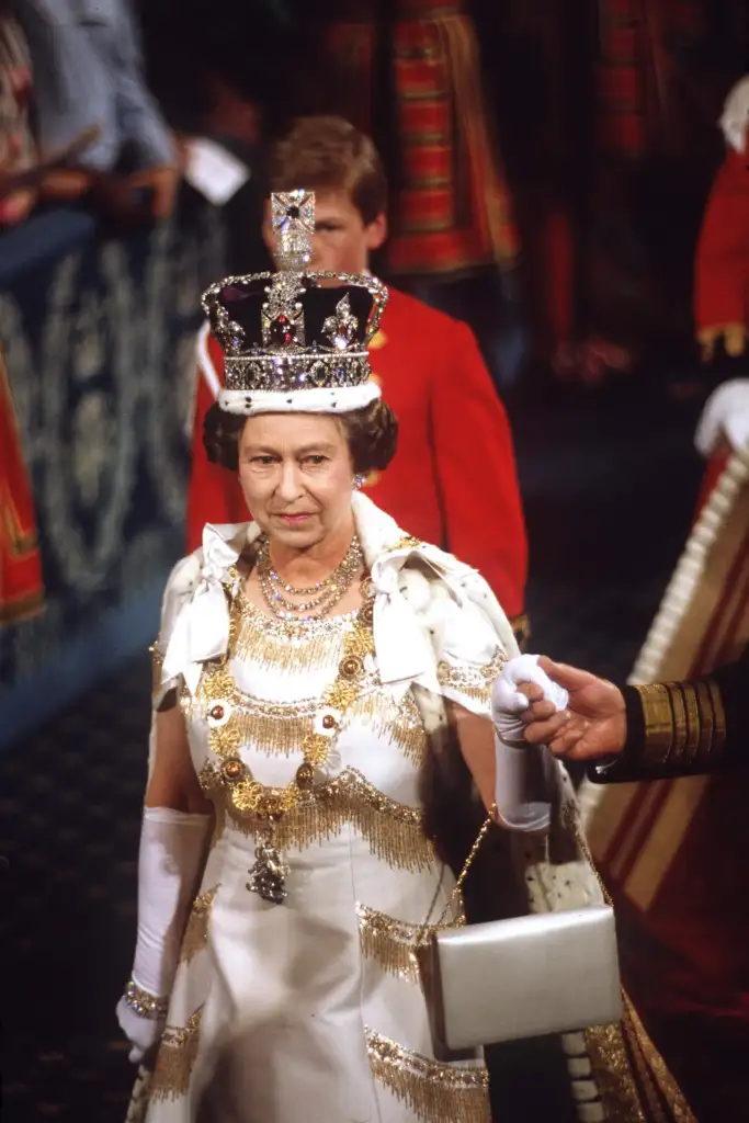 queen Elizabeth with Kohinoor Diamond